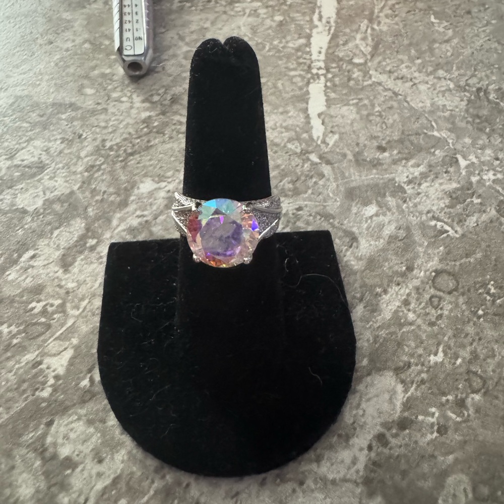 Elegant Silver Ring with Iridescent Stone